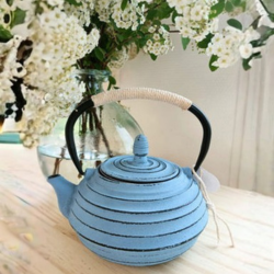 théière en fonte bleue